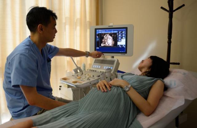 宝妈故意弄丢"兔唇女儿",20年后人海中认出,网友:互不打扰