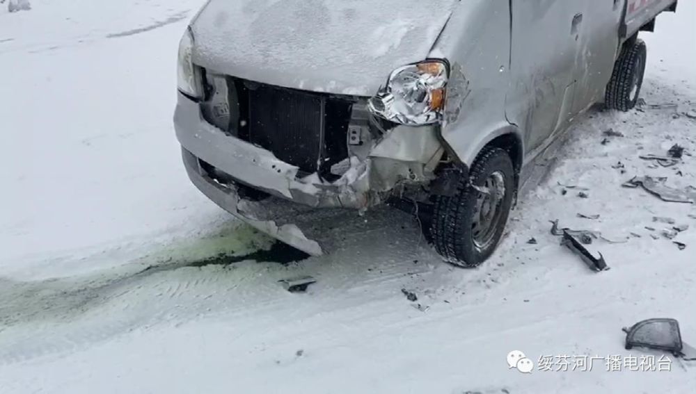 雪天路滑两车相撞