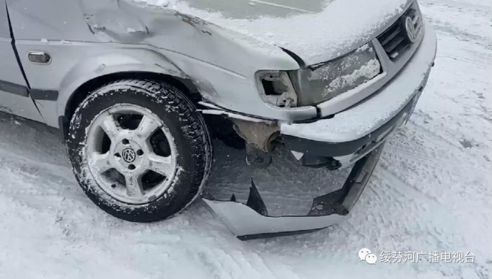 雪天路滑 两车相撞