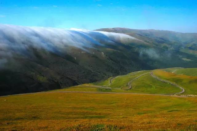 艾肯达坂海拔有三千五百多米,山高,气温低.