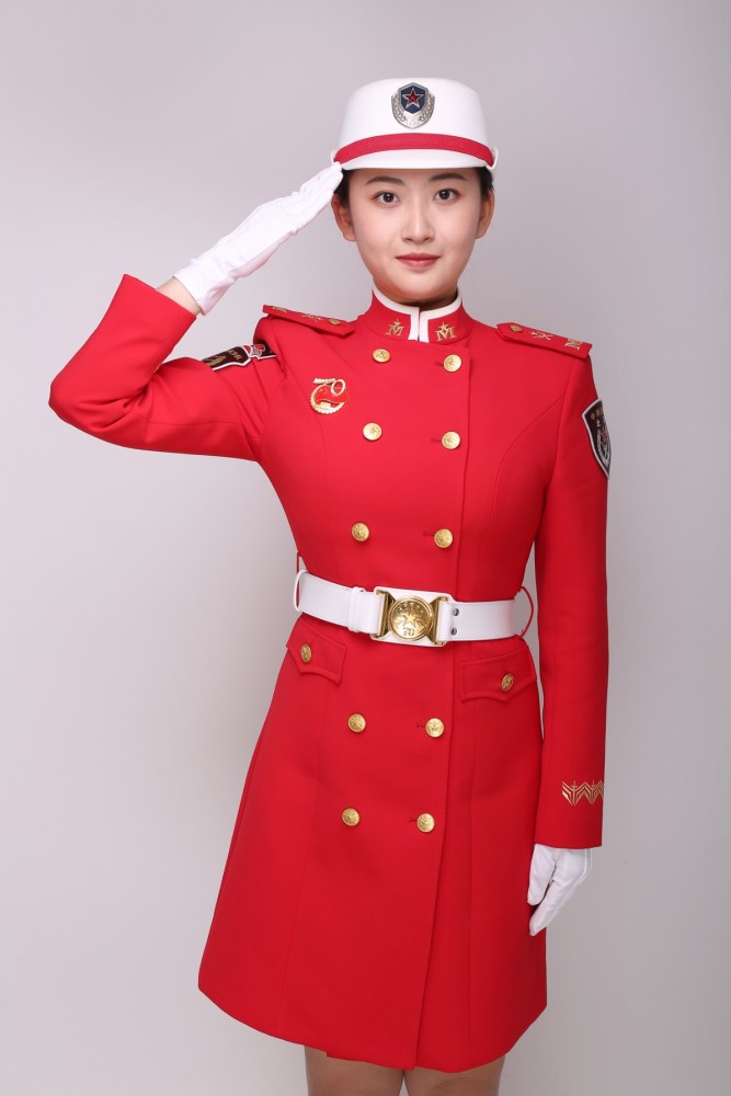 受阅女民兵主动请缨防疫一线为复工企业送去急需口罩