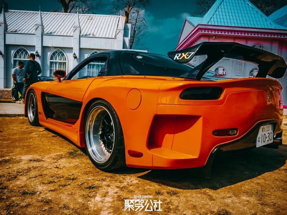 wtf…满眼的日系为主流的车型,这台韩同款的rx-7真的是太抢眼了!
