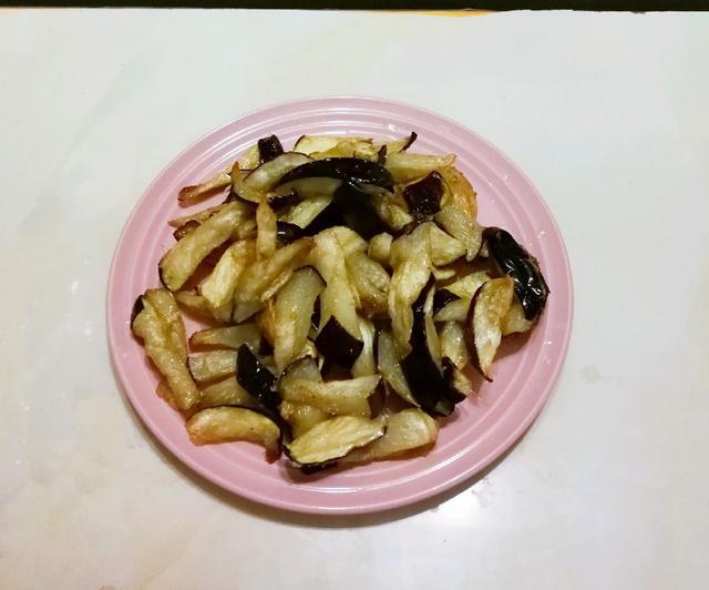 然后放入甜面酱,生抽,白糖和盐搅拌均匀.