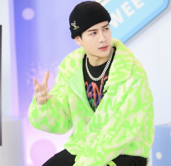 行走的闪耀灯球!王嘉尔穿荧光绿大衣演绎嘻哈风,好肤色让人羡慕