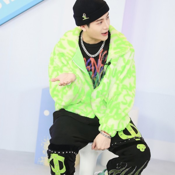 行走的闪耀灯球王嘉尔穿荧光绿大衣演绎嘻哈风好肤色让人羡慕