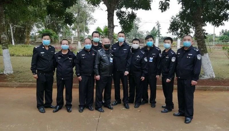 1979年入伍,2000年转业到省美兰监狱工作,2020年4月23日将是他退休的