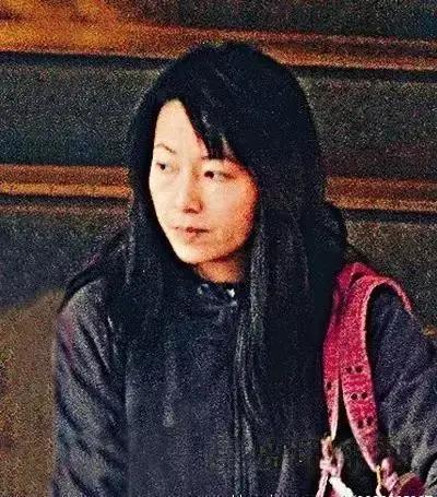 后来,谭咏麟认识了年轻漂亮的朱咏婷,并开始了地下情.