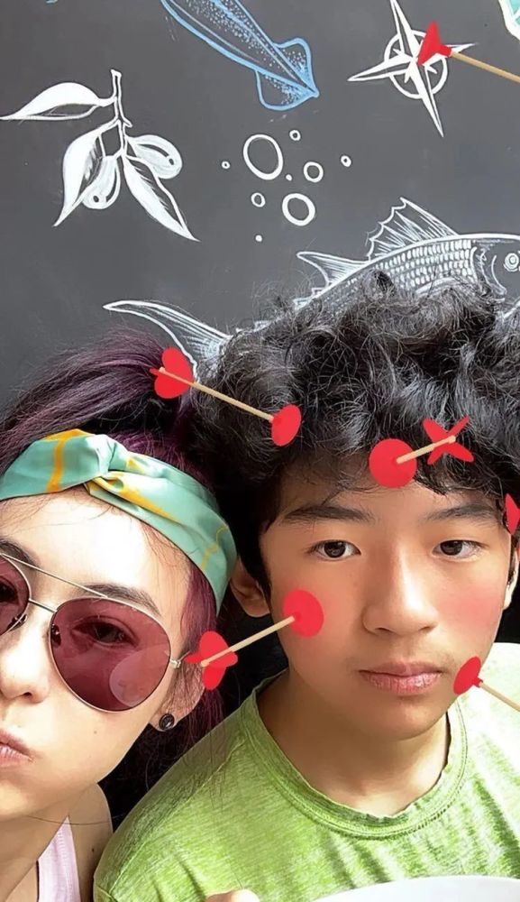 张柏芝晒与儿子们度假照,大儿子lucas身高赶超妈,越来越像爸爸