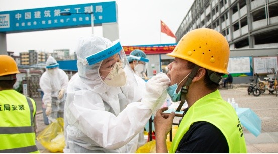 广州财富天地广场改造项目免费为工人做核酸检测