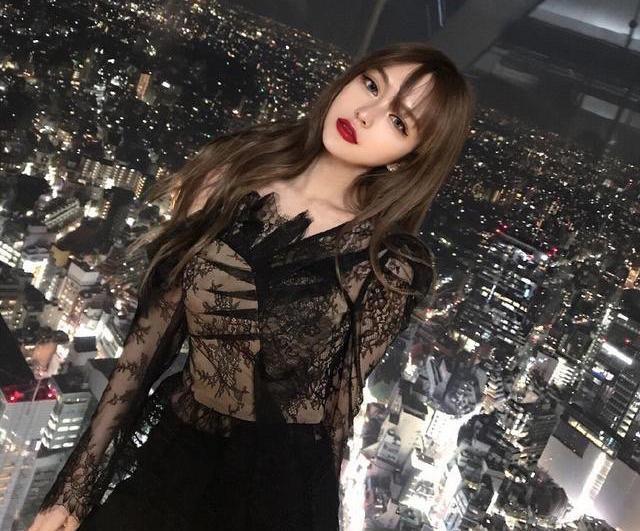 罗志祥女友现身街头,运动背心配貂皮大衣,意外穿得比模特还时尚