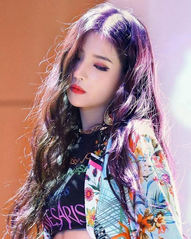 300的活动服变高定号衣,打70造韩国第一神颜,网友:手给我好吗?