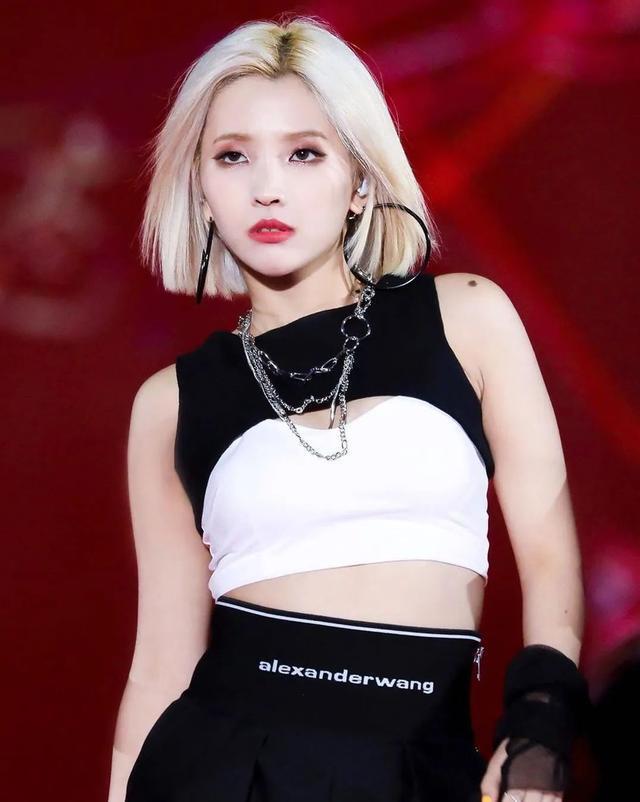 300的活动服变高定号衣,打70造韩国第一神颜,网友:手给我好吗?