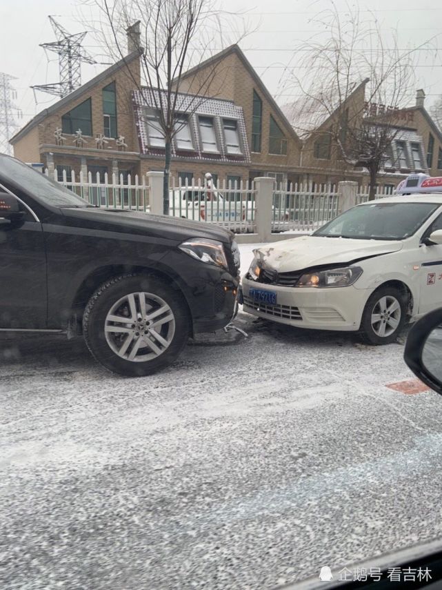 长春雪天路滑 奔驰车撞上出租车