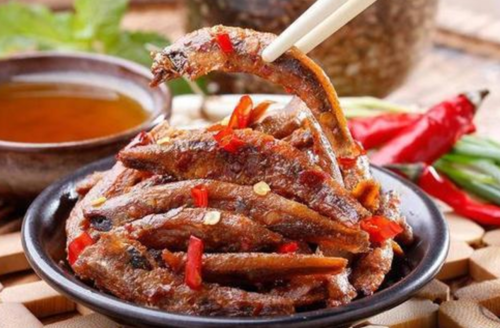 市面上1块钱一包的小辣鱼,是用什么鱼制作的?看完心情复杂