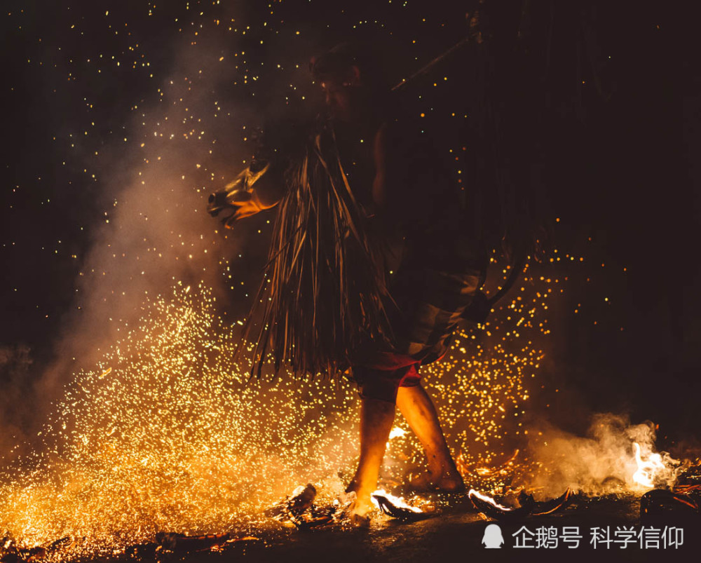 脚踩火炭与头浇液氮莱顿弗罗斯特效应不仅能够应用于炒菜做饭,我们