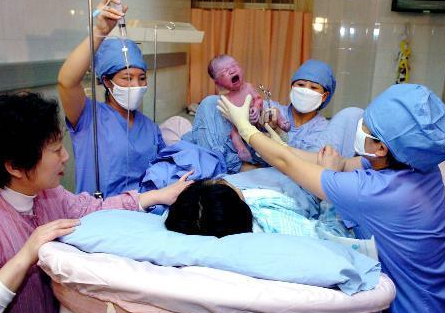 中国最早生孩子的女人图片
