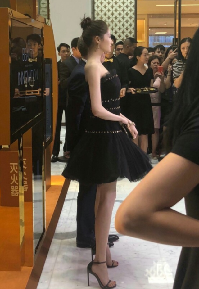 为了证明腿细,关晓彤故意踩根"牙签"出镜,不料意外惊艳全场