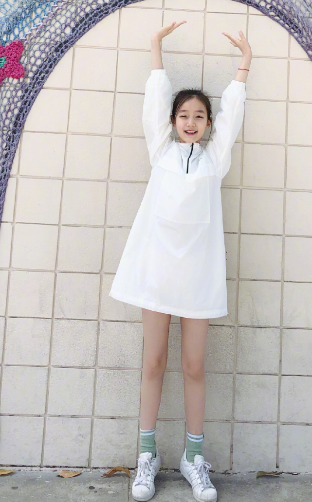 看上去十分的有甜美感,裙子的样式简洁大方,当纪姿含穿上了这款裙子