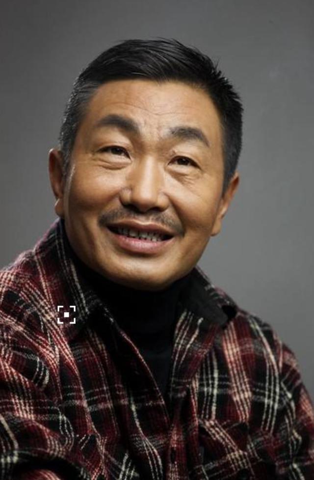 "爸爸专业户"杜源:娶了4岁就认识的姑娘,老戏骨中最深情的人