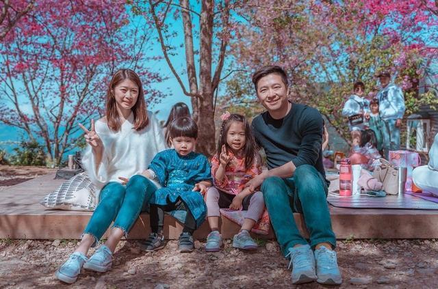 林志颖弟弟全家福曝光一双儿女萌态十足妻子爱画画插花有才情