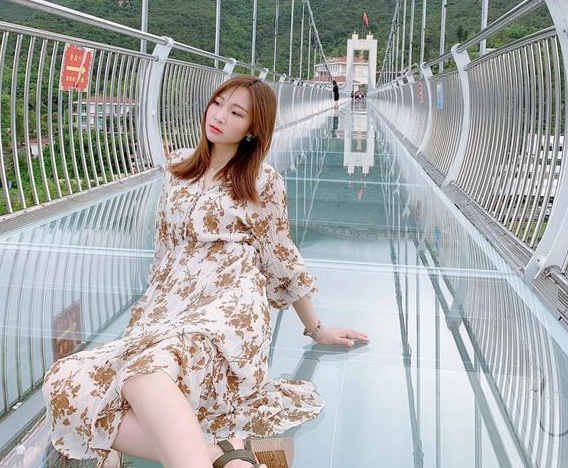 玻璃桥看穿裙子的女生图片