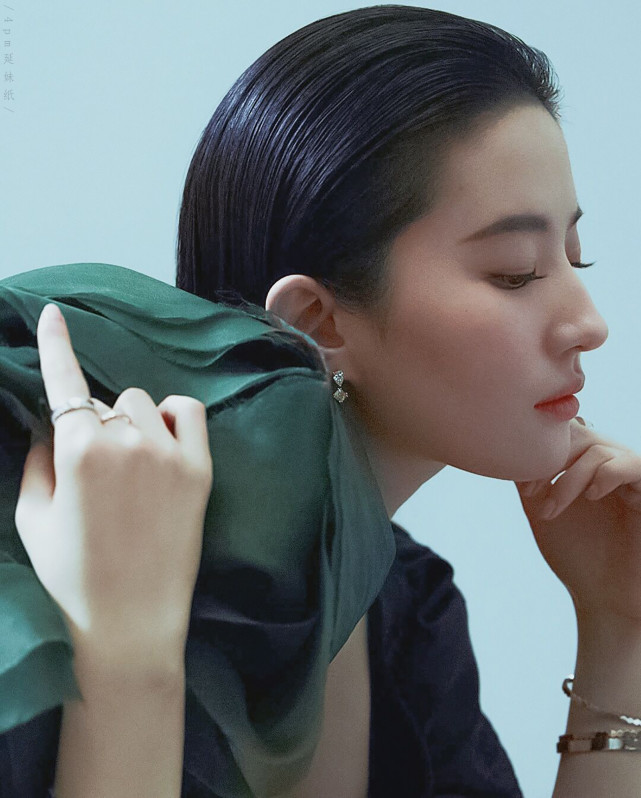 刘亦菲登内地版vogue首封展现女性温柔力量