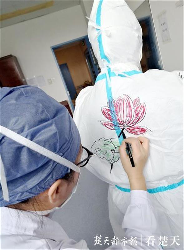 她们在防护服上画画带给病友们春天的向往