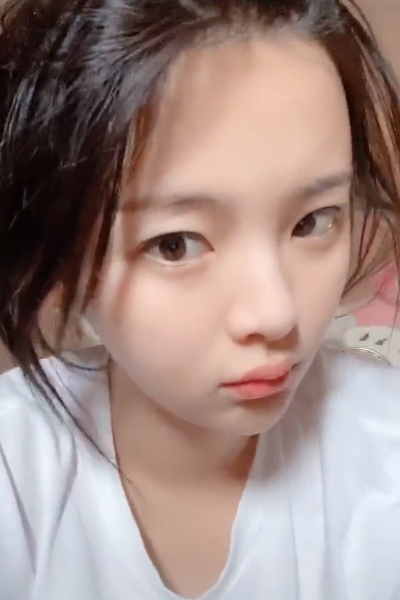 杨超越宅家3天不洗头,素颜出镜秀"钻石美甲",粉丝差点没认出