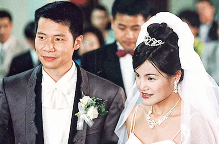 tvb"反派"郑子诚妻子近照,温婉大方气质好,结婚17年恩爱如初