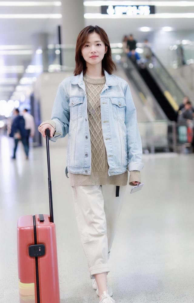 万茜牛仔服造型走机场气质清新很有时尚感37岁秒变青春少女