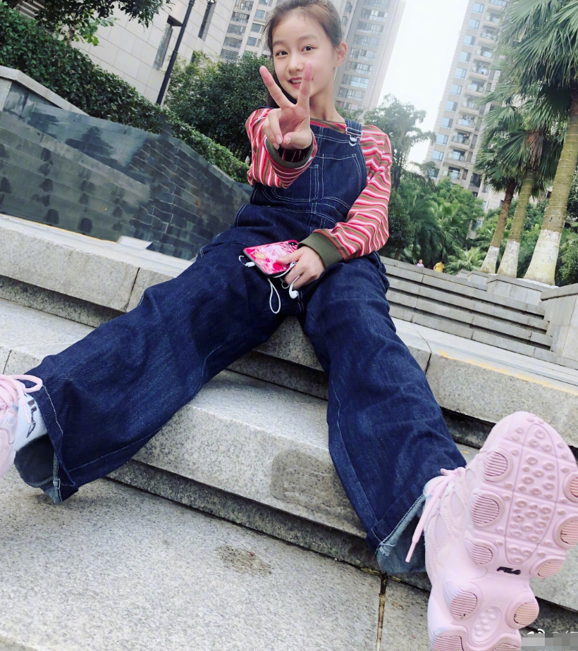 赵薇"女儿"长大了,13岁自己设计婚纱来穿,是初恋感没错了