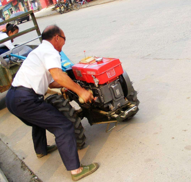 老式的拖拉機為什麼依靠手搖能啟動汽車能無電啟動嗎