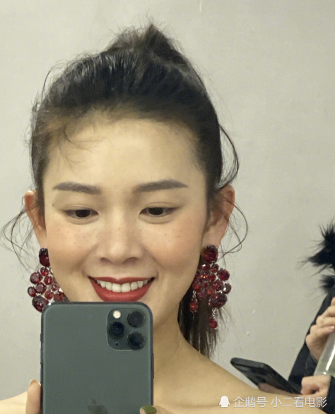 可现实中的她发胖也是真的可怕,网友在机场拍到素颜的陈瑶,真的和街上