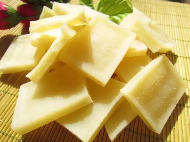 奶豆腐蒙语称胡乳达,是蒙古族牧民家中常见的奶食品 是用牛奶,羊奶