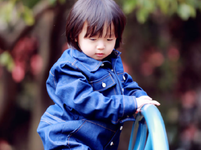 他给人的整体感觉就是小小的,是一个非常可爱的小人.