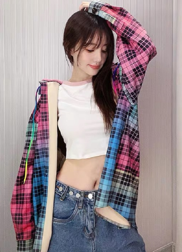 李小璐再高调晒照,穿露脐装大胆秀腰,侧面下巴"不自然"啥情况