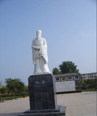 他的一贯志向是匡正天下,从做官后就致力于干一番有利于黎民百姓的