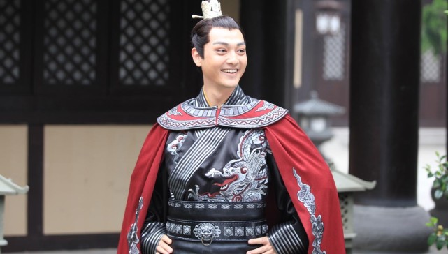 他是琅琊榜里的穆青曾与赵丽颖刘涛戚薇合作童星出身如今卖房为生