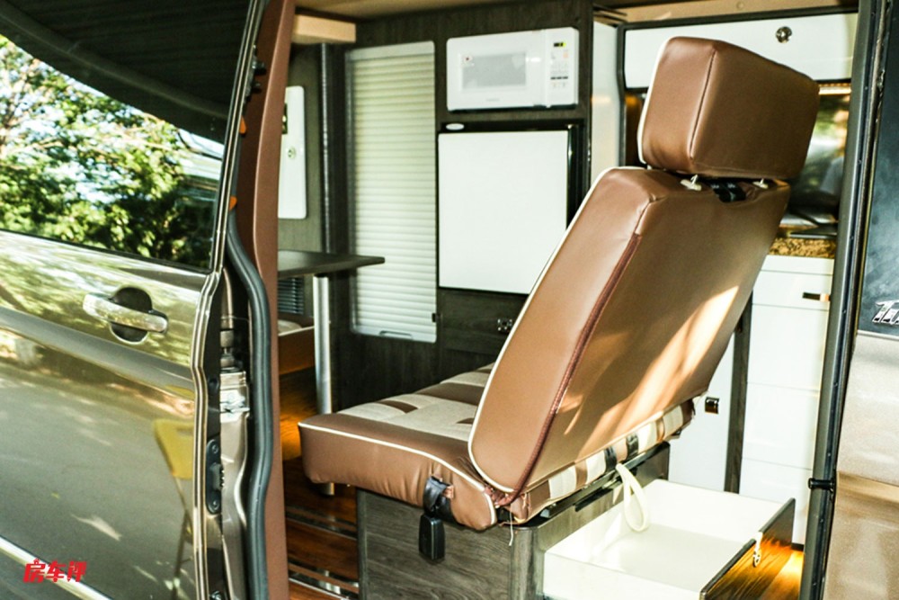 高度不到2米1,能旅行能办公的房车,升顶设计空间感非常好
