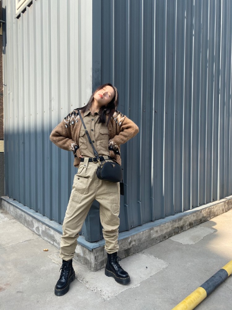 周雨彤身穿皮衣出镜,搭配卡通黑t加粉色休闲裤,酷甜满满