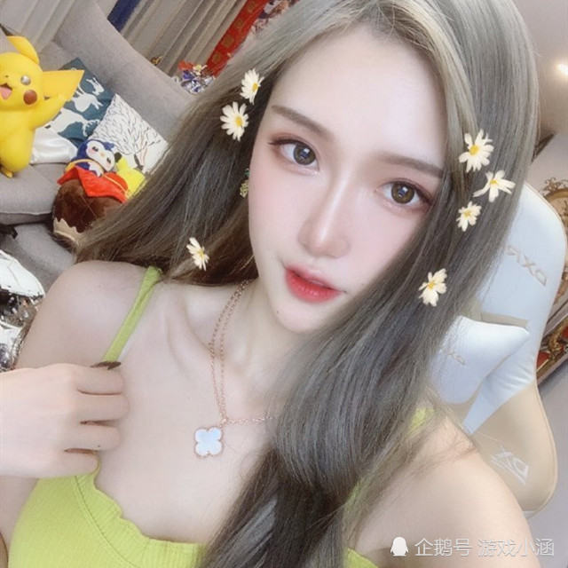 腐团儿再出新作品,吊带上衣尽显女神气质,好身材得到完美展现