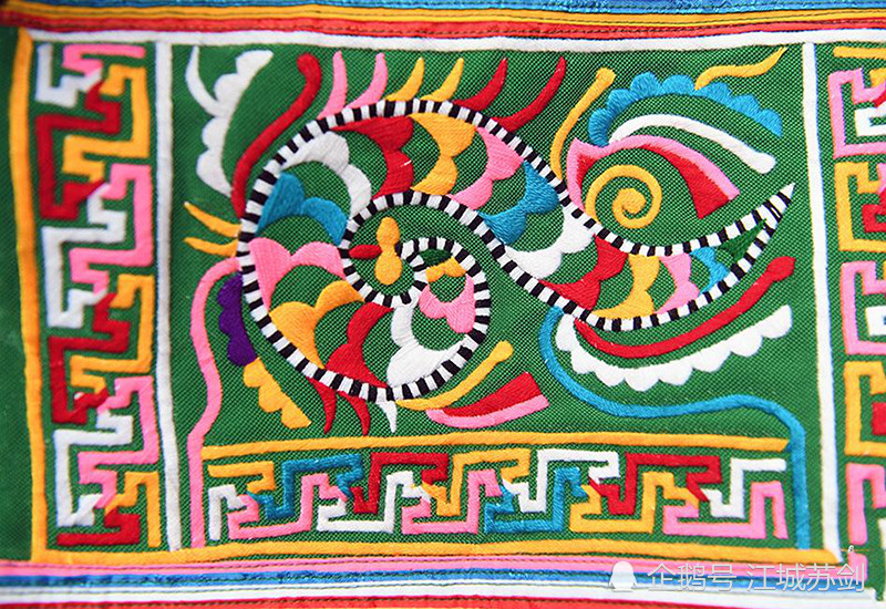 国家级非物质文化遗产"苗绣"刺绣——苗族"百鸟衣"