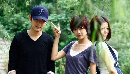 快女喻佳丽晒结婚证老公长相帅气清秀刘忻苏妙玲送祝福