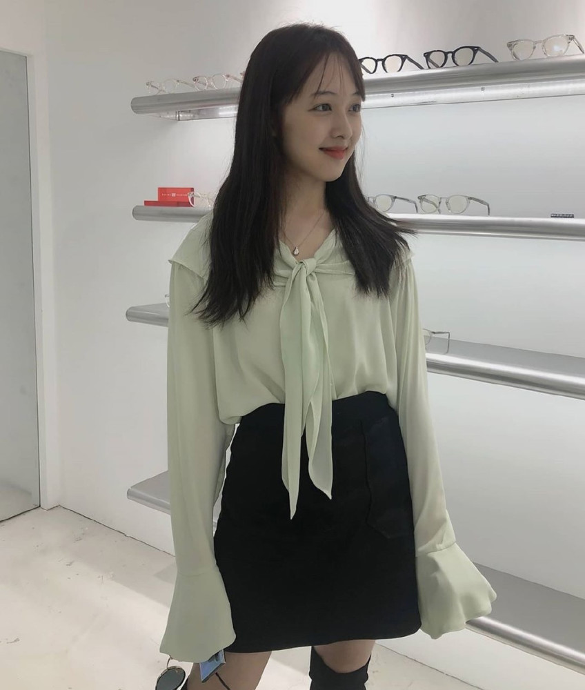 她与雪莉神撞脸身穿浅绿雪纺衫搭短裙出镜满脸胶原蛋白爱了