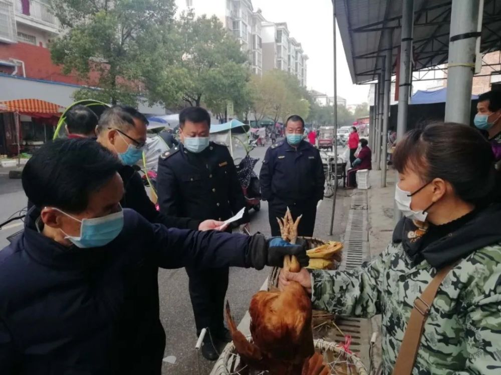 县市监局副局长朱恩清带领执法人员对大商汇,琴亭商城,城南市场进行了