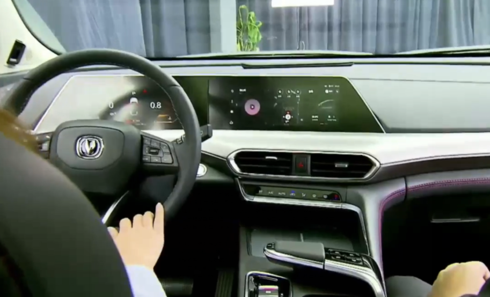 长安uni-t内饰首次亮相,贯穿大屏带自拍!挡杆灵感来自歼20