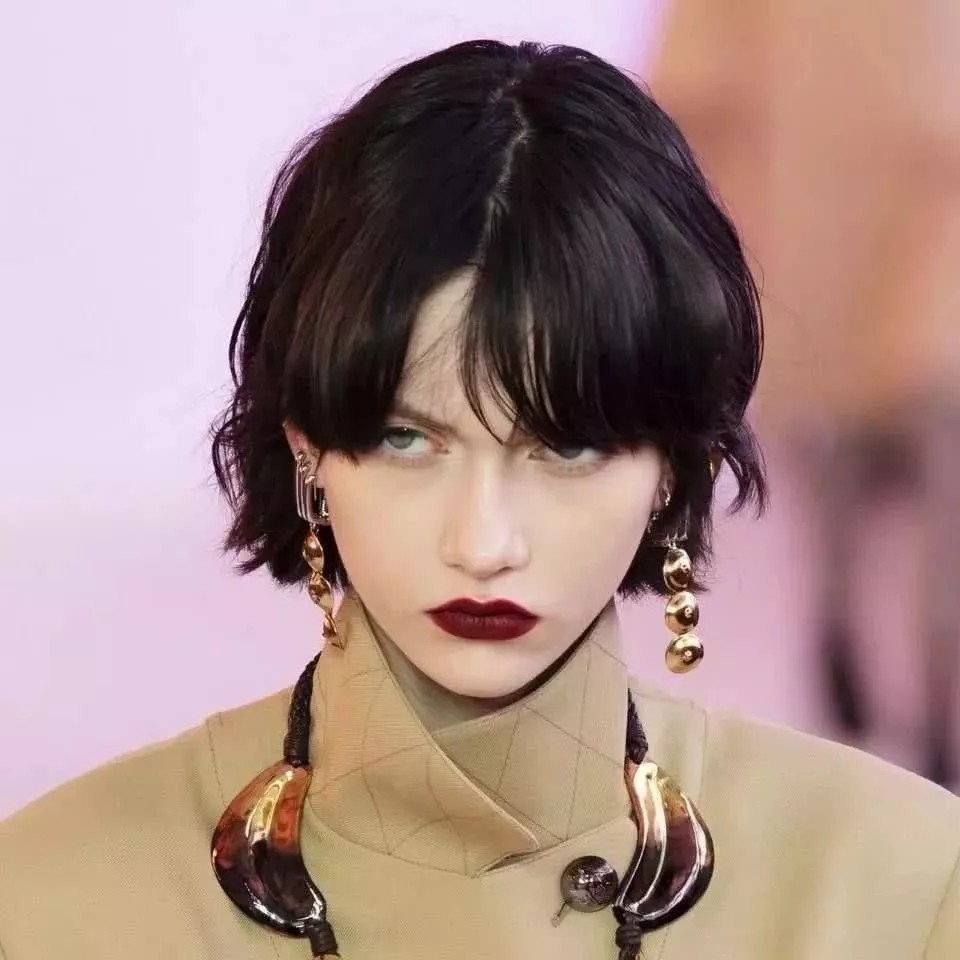 17岁"天才超模"爆红,凭借一张冷酷的厌世脸,让大牌们都争着要!