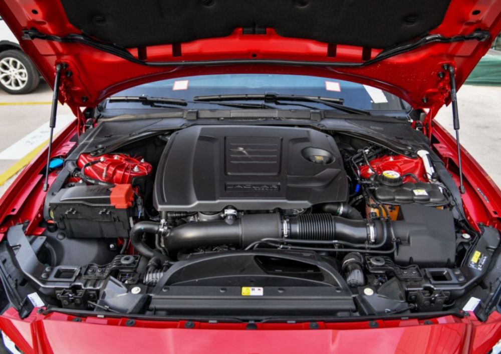 0t发动机,代号pt204,最大马力250匹,峰值扭矩365牛·米,同样是zf的8at