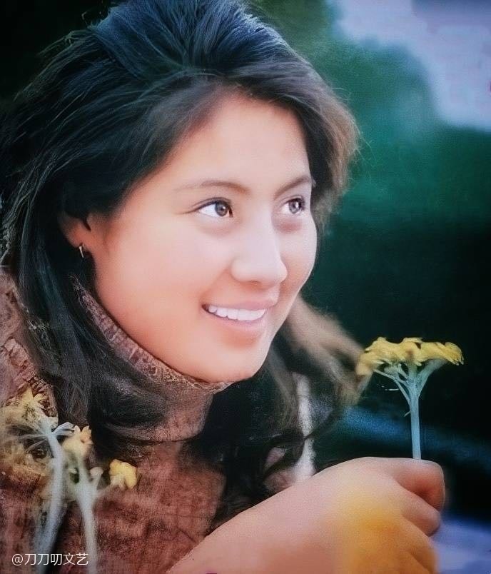 美艳不输钟楚红最红时隐退自费办戒毒所萨仁高娃现在身家过亿