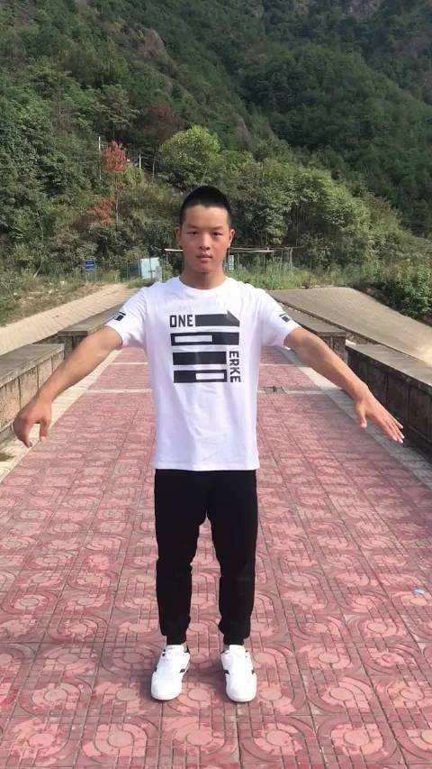 现在18岁的葛行也是改变了很多,虽然比不上小鲜肉,但长得也不赖.